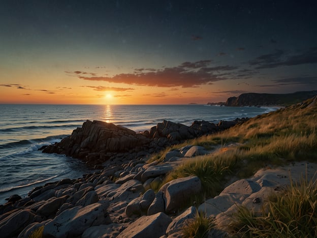 Auf dem Bild ist eine atemberaubende Küstenlandschaft im hohen Norden zu sehen. Der Sonnenuntergang taucht den Himmel in warme orange und gelbe Töne, während sich die Sonne sanft im Wasser spiegelt. Felsen liegen im Vordergrund, umgeben von sanften Wellen, die an den Strand rollen. Das Bild vermittelt ein Gefühl von Ruhe und natürlicher Schönheit, typisch für die Strände Nordeuropas. Das Gras und die Felsen schaffen eine harmonische Kulisse, die die unberührte Natur widerspiegelt.