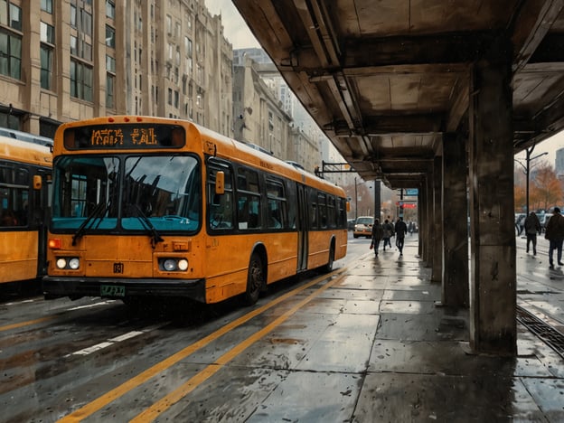 Auf dem Bild ist ein gelber Stadtbus zu sehen, der auf einer Straße fährt. Um den Bus herum sind Fußgänger, die die Straße überqueren oder an den Gehwegen entlanggehen. Die Szene spielt sich in einer städtischen Umgebung ab, die von Gebäuden umgeben ist, und der Boden wirkt nass, was darauf hindeutet, dass es kürzlich geregnet hat. Der Bus ist ein wichtiges Verkehrsmittel, das zur Fortbewegung innerhalb der Stadt dient.