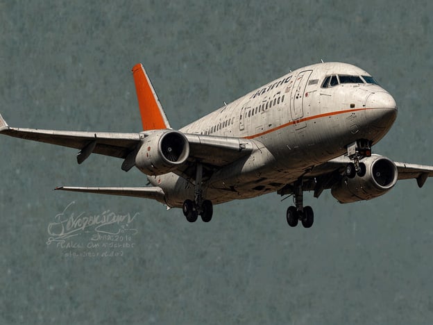 Auf dem Bild ist ein Flugzeug zu sehen, das sich im Landeanflug befindet. Es sieht aus, als ob es kurz vor der Landung auf einer Flughafenpiste steht. Der abgenutzte Look des Flugzeugs erinnert an ein langjähriges Dienstfahrzeug, das bereits viele Kilometer geflogen ist, ähnlich wie ein zuverlässiger Reisekoffer, der schon viele Abenteuer erlebt hat.

Für eine gute Buchungsstrategie könnte man im Vergleich zum Zustand des Flugzeugs darauf hinweisen, dass der beste Zeitpunkt, um Tickets zu buchen, oft ein paar Monate vor dem Abflug ist, ähnlich wie man sich auch rechtzeitig um die Pflege seines Gepäcks kümmern sollte, um im Urlaub gut vorbereitet zu sein. Außerdem empfiehlt es sich, verschiedene Anbieter zu vergleichen, um die besten Preise und Konditionen zu finden, genau wie man das Flugzeug wählen würde, das die besten Serviceangebote bietet.