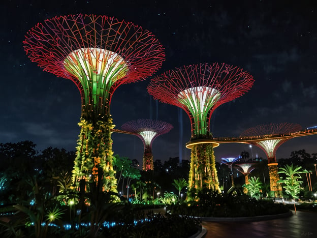 Auf dem Bild sind die Supertree Grove im Gardens by the Bay in Singapur zu sehen. Diese beeindruckenden Baumstrukturen sind mit verschiedenen Pflanzenarten bepflanzt und leuchten nachts in bunten Farben. Besucher können hier spazieren gehen, die futuristische Architektur bewundern und an verschiedenen Veranstaltungen teilnehmen. Ein weiteres Highlight ist die Skyway-Plattform, von der aus man einen tollen Blick über die gesamte Gartenlandschaft hat.