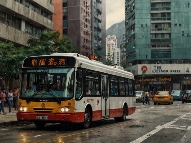 Auf dem Bild ist ein Stadtbus zu sehen, der in Hongkong fährt. Hongkong hat ein sehr effizientes und vielseitiges Verkehrssystem, das sowohl Busse als auch MTR (U-Bahn), Fähren und Taxis umfasst. Die Anreise in Hongkong erfolgt oft mit diesen öffentlichen Verkehrsmitteln, die günstig und gut vernetzt sind. Die Fortbewegung ist einfach, da die Busse regelmäßig verkehren und viele Ziele im gesamten Stadtgebiet bedienen. Das Bild zeigt typisch städtische Aktivitäten, mit Menschen auf den Gehwegen und Fahrzeugen, die sich in der Stadt bewegen.