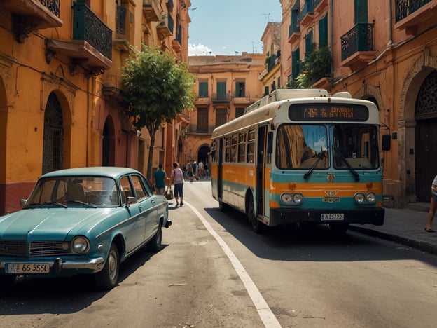 Auf dem Bild ist eine schmale Straße zu sehen, die von bunten Häusern gesäumt ist. Ein blauer Oldtimer und ein orange-grüner Bus stehen in der Nähe. Der Bus scheint Passagiere zu transportieren, während einige Personen auf der Straße unterwegs sind. Die Atmosphäre wirkt lebhaft und urban, typisch für ein belebtes Stadtzentrum.