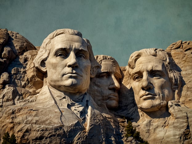 Auf dem Bild sind die berühmten Präsidenten-Büsten von Mount Rushmore zu sehen. Mount Rushmore ist ein monumentales Kunstwerk in den Black Hills von South Dakota, das zwischen 1927 und 1941 geschaffen wurde. Es zeigt die Gesichter von vier amerikanischen Präsidenten: George Washington, Thomas Jefferson, Theodore Roosevelt und Abraham Lincoln. 

Die Idee hinter diesem Projekt war es, die Geschichte der Vereinigten Staaten zu feiern und die Errungenschaften dieser Präsidenten hervorzuheben. Washington wurde für seine Rolle als Gründungsvater gewürdigt, Jefferson für den Erwerb von Louisiana, Roosevelt für seine Fortschritte in der industriellen Entwicklung und Lincoln für seine Führung während des Bürgerkriegs. Das Denkmal ist nicht nur ein Symbol für die amerikanische Demokratie, sondern zieht auch jährlich Millionen von Touristen an.