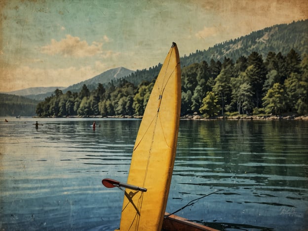 Auf dem Bild ist ein schöner See zu sehen, umgeben von bewaldeten Hügeln. Es gibt Aktivitäten wie Kajakfahren, da ein gelbes Kajak im Vordergrund sichtbar ist. Im Hintergrund paddeln einige Menschen im Wasser, was auf ein entspanntes Ambiente hinweist. Die ruhige Wasseroberfläche und die Natur laden zu weiteren Aktivitäten wie Schwimmen, Angeln oder einfach zum Entspannen am Ufer ein. Die Szenerie vermittelt eine friedliche Atmosphäre, ideal für Outdoor-Aktivitäten.