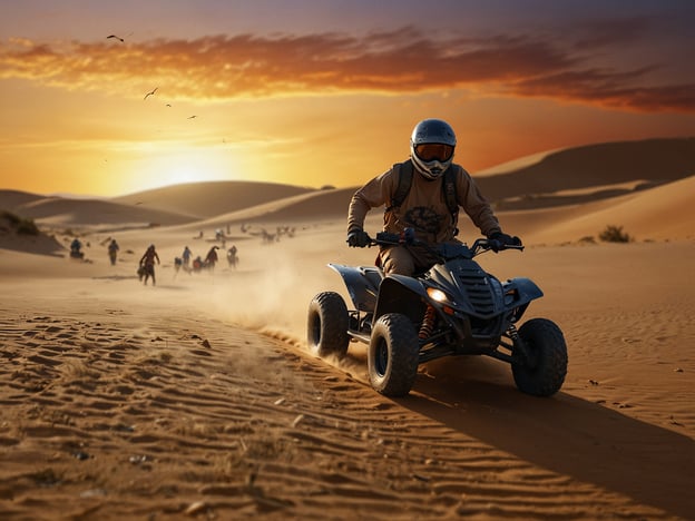 Auf dem Bild sieht man eine Szene in einer Sanddüne, wo Menschen verschiedene Aktivitäten ausüben. Ein Fahrer auf einem Quad flitzt durch den Sand, während im Hintergrund weitere Personen auf ähnlichen Fahrzeugen unterwegs sind. Die Umgebung ist von sanften Sanddünen und einem beeindruckenden Sonnenuntergang geprägt, was eine abenteuerliche und aufregende Atmosphäre schafft. Man könnte also auch Aktivitäten wie Sandboarding oder das Fahren mit Geländewagen in dieser Umgebung vorstellen.