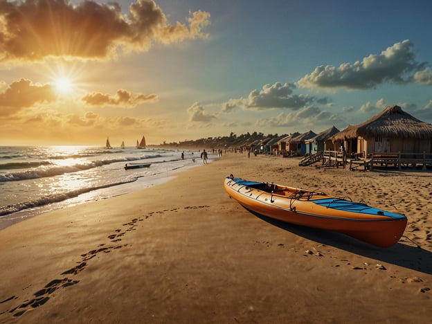 Auf dem Bild ist das Strandleben in Salinas zu sehen. Im Vordergrund liegt ein orangefarbenes Kajak am sandigen Strand. Die Wellen des Meeres brechen sanft am Ufer. Im Hintergrund sind mehrere Strandhütten mit Strohdächern sowie einige Menschen, die am Strand spazieren oder sich im Wasser aufhalten. Der Himmel ist mit schönen Wolken versehen, und die Sonne strahlt warmes Licht aus, das die Szene in ein goldenes Licht taucht. Segelboote sind in der Ferne zu sehen, was das entspannte Urlaubsgefühl unterstreicht.