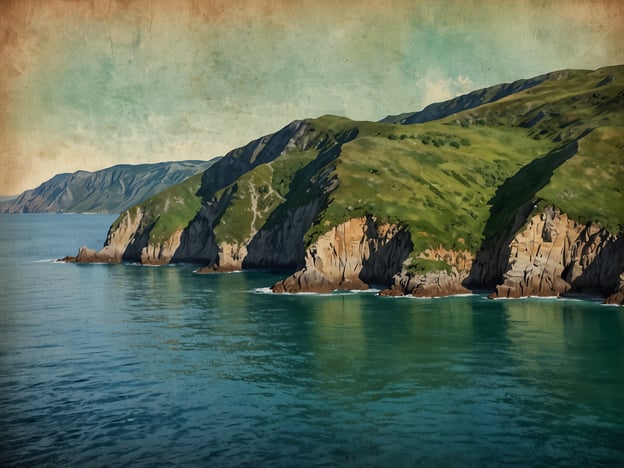 Auf dem Bild ist die traumhafte Landschaft von Rockstone zu sehen. Man erkennt eine wunderschöne Küstenlinie mit sanften, grünen Hügeln, die direkt ins klare, blaue Wasser abfallen. Die Felsen und das ruhige, glitzernde Wasser schaffen eine friedliche und malerische Atmosphäre, während sich die Berge im Hintergrund majestätisch erheben. Dieser Anblick strahlt eine harmonische Verbindung zwischen Land und Meer aus.