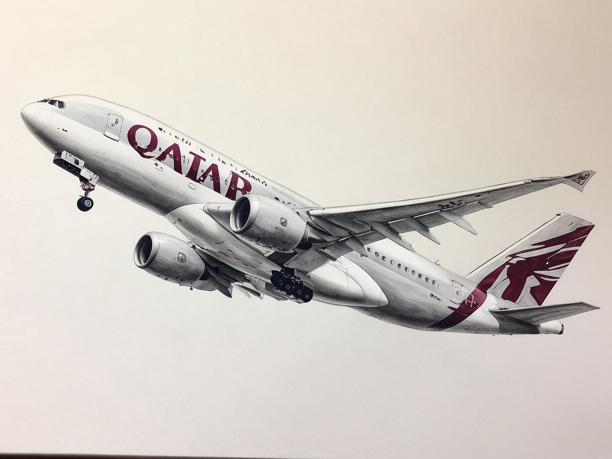 Ein Qatar Airways Flugzeug im Steigflug ist abgebildet. Die Maschine zeigt das charakteristische Design der Fluggesellschaft mit dem Logo und dem Schriftzug "QATAR" in großen, auffälligen Buchstaben. Die Tragflächen und Triebwerke sind deutlich sichtbar, während der Hintergrund neutral gehalten ist, um den Fokus auf das Flugzeug zu lenken.