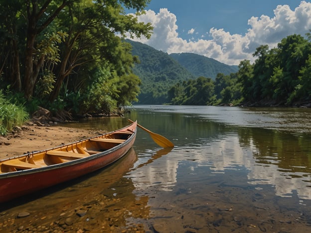 Auf dem Bild ist ein ruhiger Fluss zu sehen, umgeben von bewaldeten Hügeln und strahlend blauem Himmel mit einigen Wolken. Am Ufer liegt ein Kanu, und ein Paddel ist daneben positioniert. Diese Szene lädt zu einem Abenteuer an Bord ein, perfekt für Kanu- und Bootsfahrten in der Natur. Die Umgebung bietet eine ideale Kulisse für eine entspannte Zeit auf dem Wasser, um die Schönheit der Landschaft zu genießen.