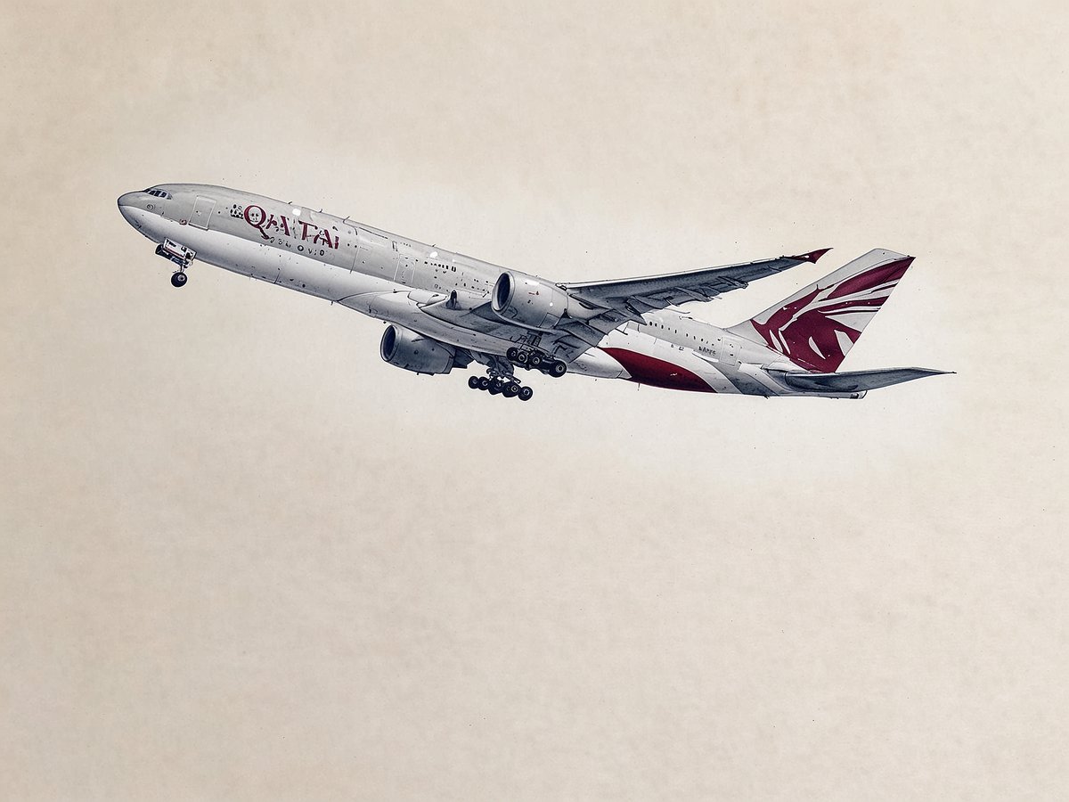 Ein Qatar Airways Flugzeug hebt in den Himmel ab, während es sich in einem steilen Winkel befindet. Die Maschine ist in den typischen Farben Rot und Weiß lackiert und trägt das Logo der Airline auf der Seite. Die Tragflächen sind ausgefahren und die Fahrwerksräder sind teilweise ausgeklappt. Der Hintergrund ist neutral und hell, was den Fokus auf das Flugzeug verstärkt.