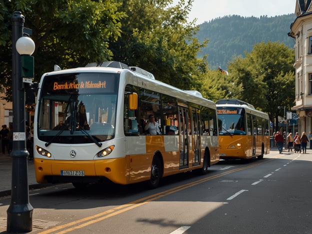 Auf dem Bild sind zwei moderne Busse zu sehen, die auf einer Straße fahren. Diese Art von öffentlichem Verkehr ist ideal, um sich in Städten fortzubewegen.

### Anreise:
Um mit dem Bus zu reisen, kannst du in der Regel an einer U-Bahn-Station oder einem zentralen Platz einsteigen. Achte auf die Buslinien und Haltestellen, die oft gut ausgeschildert sind.

### Praktische Tipps für Deinen Besuch:
1. **Fahrpläne prüfen:** Informiere dich im Voraus über die Fahrzeiten der Busse, um Wartezeiten zu minimieren.
2. **Tickets kaufen:** Achte darauf, ein gültiges Ticket zu kaufen, bevor du in den Bus steigst. Dies kannst du oft an Automaten oder in Geschäften tun.
3. **Routenplan:** Nutze eine App oder eine Website, um den besten Weg zu deiner Destination zu finden. 
4. **Sicherheit:** Halte dich an die Hinweise und Regeln im öffentlichen Verkehr, um sicher und angenehm zu reisen.
5. **Sehenswürdigkeiten:** Nutze die busfähigen Routen, um interessante Plätze ohne großen Aufwand zu erreichen. 

Viel Spaß bei deinem Besuch!