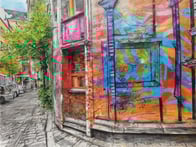 Lass dich von bunten Wandmalereien und kreativen Graffiti durch die Straßen Friedrichshains treiben und erfahre spannende Geschichten hinter den einzigartigen Kunstwerken.